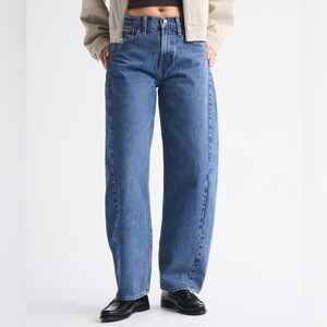 Abercrombie Mid Rise Barrel Jean in Medium size 28 Regular Length